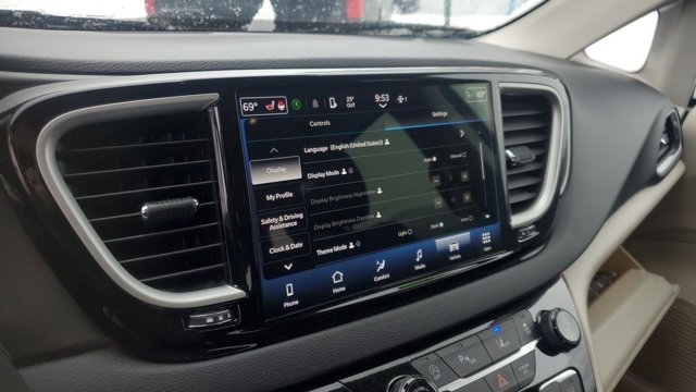 Used 2024 Chrysler Pacifica Touring-L FWD image 15