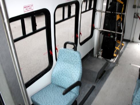 Used 2006 Ford E-350 and Econoline 350 Super Duty image 8