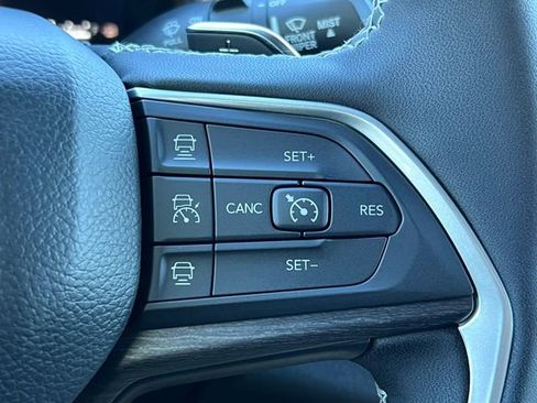Used 2025 Jeep Grand Cherokee L Limited w/ Black Appearance Package AWD/4WD image 23