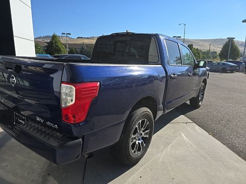 Used 2022 Nissan Titan SV image 6