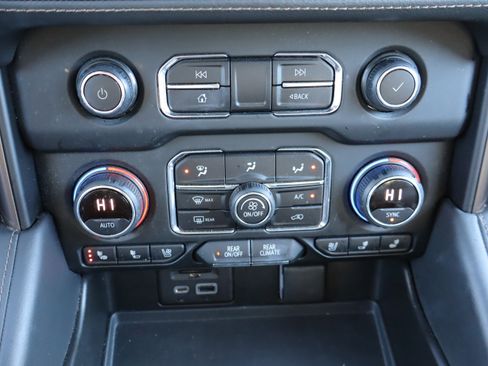 Used 2021 Chevrolet Suburban High Country image 30