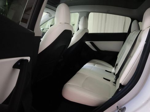 Used 2021 Tesla Model Y Long Range image 19