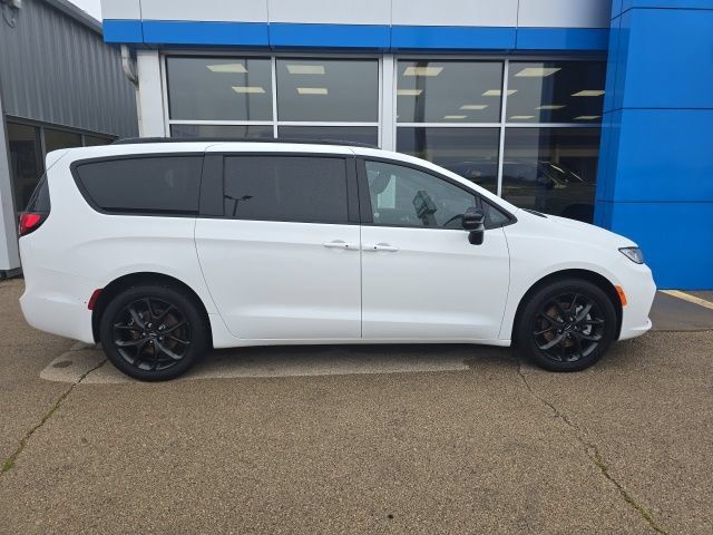 Used 2024 Chrysler Pacifica Limited w/ Uconnect Theater Family Group AWD/4WD image 4