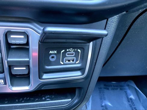 Used 2022 Jeep Wrangler Unlimited Sahara w/ Cold Weather Group AWD/4WD image 28