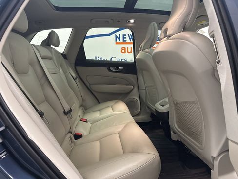 Used 2019 Volvo XC60 T5 Momentum w/ Premium Package AWD/4WD image 17