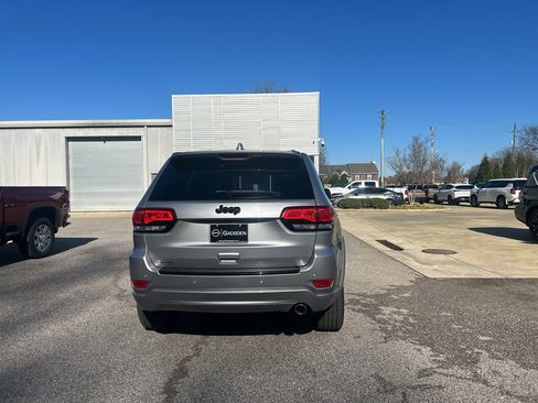 Used 2018 Jeep Grand Cherokee Altitude image 4