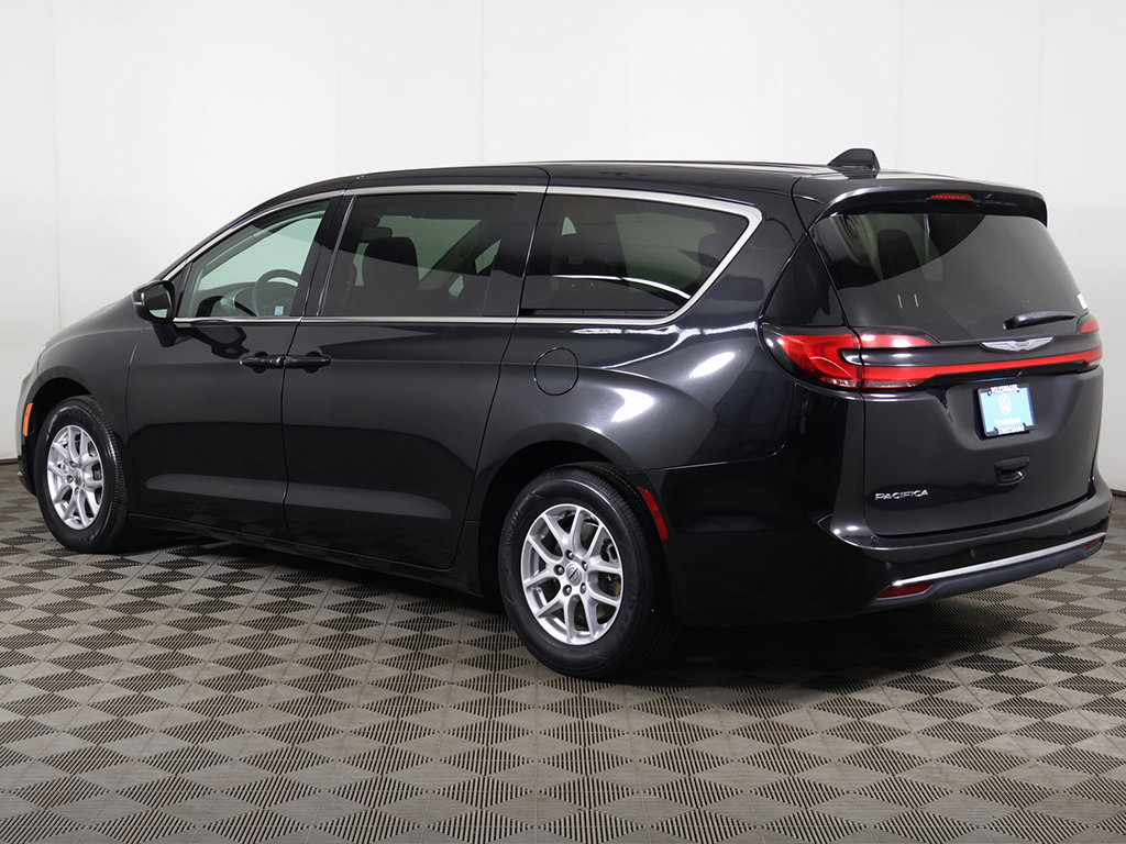 Used 2023 Chrysler Pacifica Touring-L FWD image 10