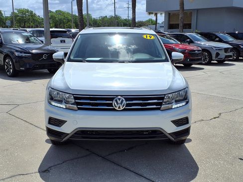 Used 2019 Volkswagen Tiguan SE w/ Panoramic Sunroof Package image 2