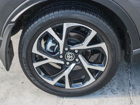 Used 2021 Toyota C-HR XLE image 12