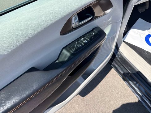 Used 2017 Chrysler Pacifica Touring FWD image 11