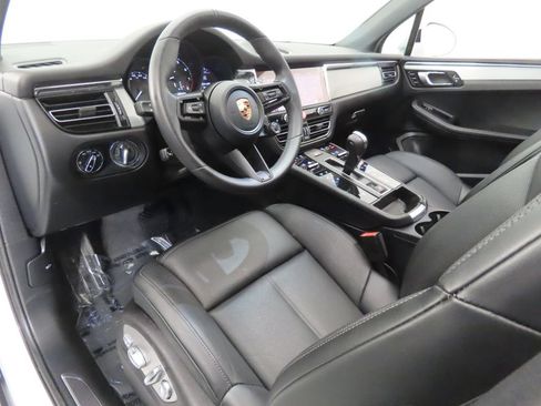 Certified 2026 Porsche Macan AWD/4WD image 4