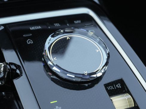 Certified 2025 BMW 740i image 28