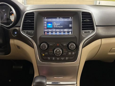 Used 2018 Jeep Grand Cherokee Laredo image 16