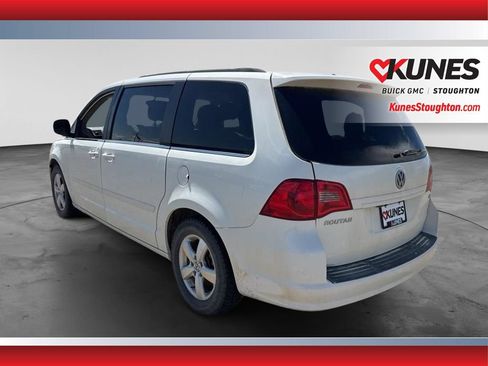 Used 2011 Volkswagen Routan SE FWD image 7