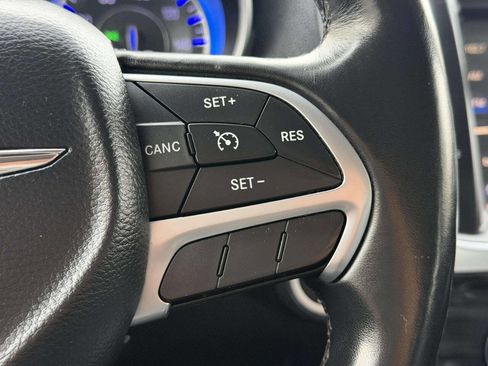 Used 2015 Chrysler 300 Limited image 32