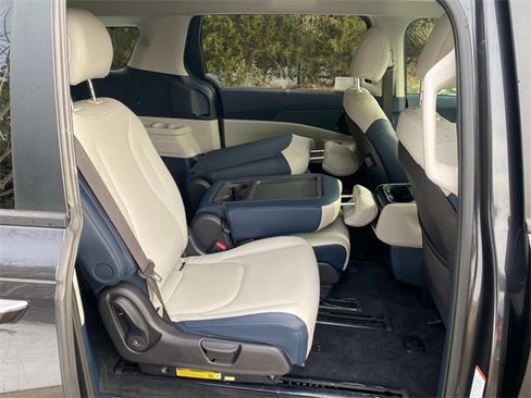 Used 2025 Kia Carnival EX image 34