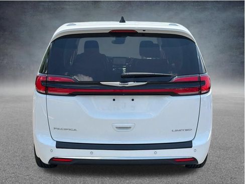 Used 2024 Chrysler Pacifica Touring-L FWD image 3