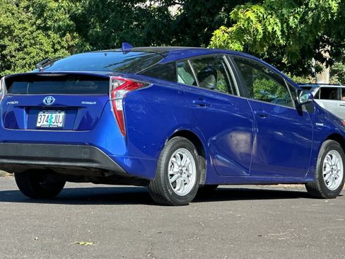 Used 2017 Toyota Prius Two FWD image 2