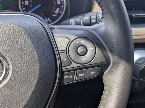 Used 2022 Toyota RAV4 XLE Premium image 27