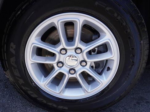 Used 2018 Jeep Grand Cherokee Laredo AWD/4WD image 4
