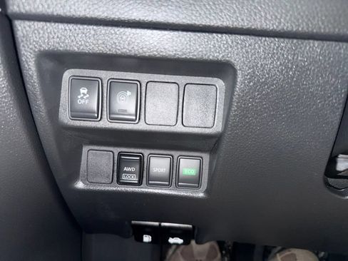 Used 2017 Nissan Rogue SV AWD/4WD image 23