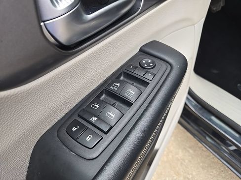 Used 2023 Chrysler Pacifica Touring-L FWD image 30