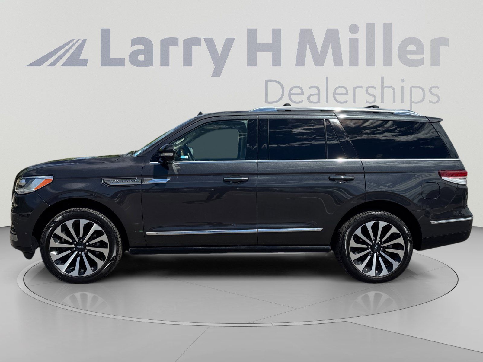 Used 2023 Lincoln Navigator Reserve RWD image 2