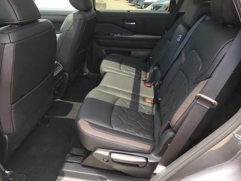 New 2026 Nissan Pathfinder Platinum w/ Accent Package FWD image 15