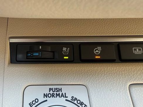 Used 2013 Lexus ES 300h w/ Luxury Pkg FWD image 35