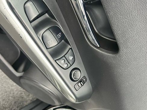Used 2019 Nissan Kicks SR w/ SR Premium Package FWD image 13