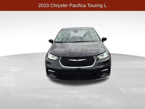 Used 2023 Chrysler Pacifica Touring-L image 2