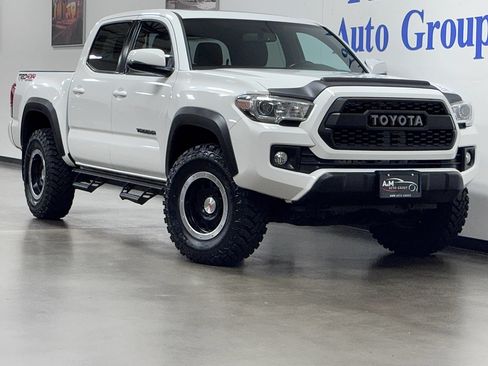 Used 2017 Toyota Tacoma TRD Off-Road AWD/4WD image 1