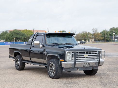 Used 1986 Chevrolet C/K Truck 2500 image 2