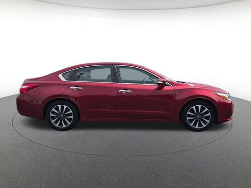 Used 2017 Nissan Altima 2.5 SV w/ Convenience Package FWD image 4