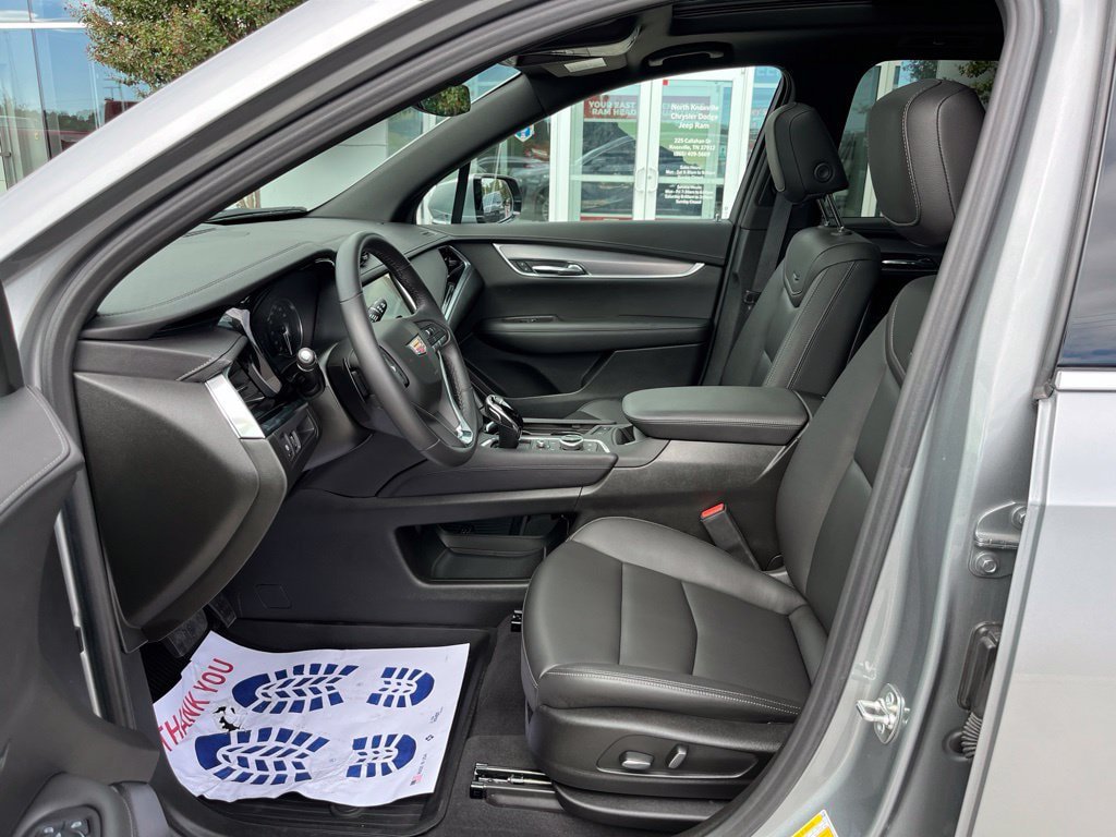 Used 2025 Cadillac XT6 Luxury w/ LPO, Floor Liner Package AWD/4WD image 4
