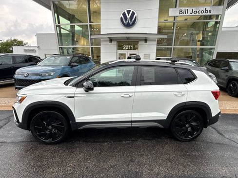 Used 2024 Volkswagen Taos SE w/ Panoramic Sunroof Package AWD/4WD image 3