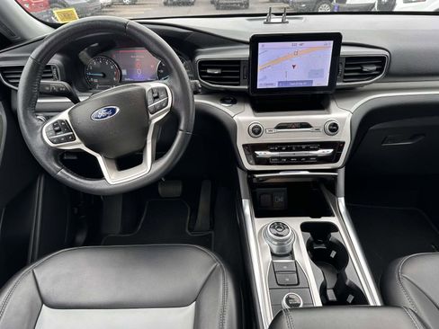 Used 2022 Ford Explorer XLT w/ Equipment Group 202A AWD/4WD image 17