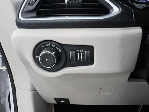 Used 2023 Chrysler Pacifica Limited AWD/4WD image 19