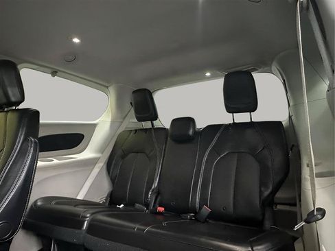 Used 2020 Chrysler Voyager Lxi FWD image 14