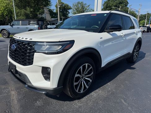 Used 2025 Ford Explorer ST-Line w/ Premium Package RWD image 3