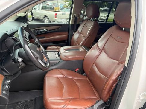 Used 2019 Cadillac Escalade Luxury AWD/4WD image 3