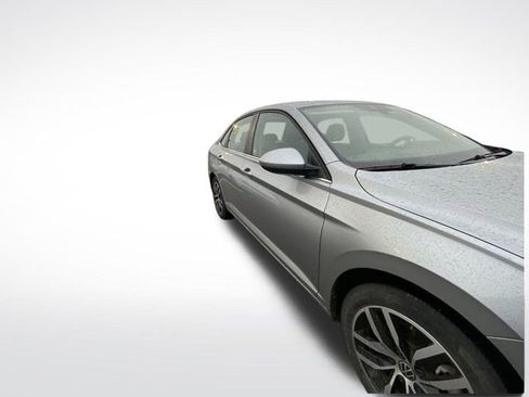 Used 2025 Volkswagen Jetta SE image 13