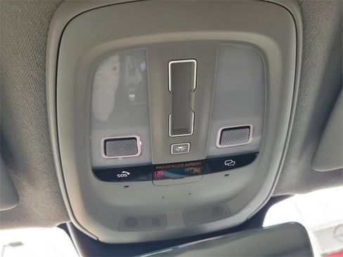 Used 2023 Volvo XC40 B5 Plus image 23