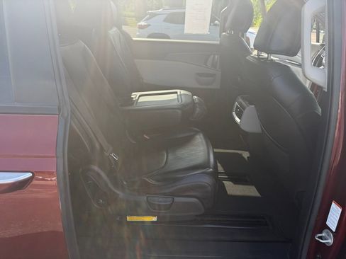 Used 2023 Kia Carnival LX FWD image 27