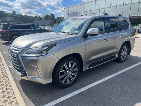 Used 2017 Lexus LX 570 4WD w/ Luxury Package image 4