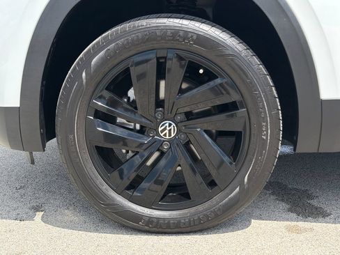 Certified 2023 Volkswagen Atlas Cross Sport SE w/ Panoramic Sunroof Package AWD/4WD image 31