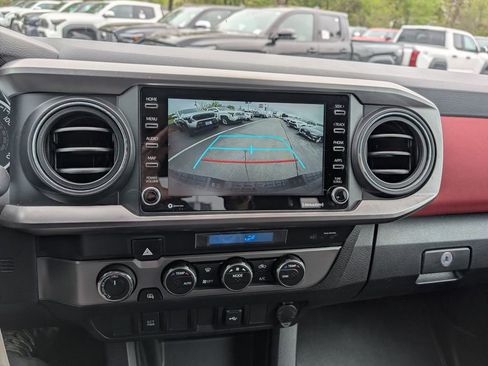 Certified 2022 Toyota Tacoma SR5 AWD/4WD image 24