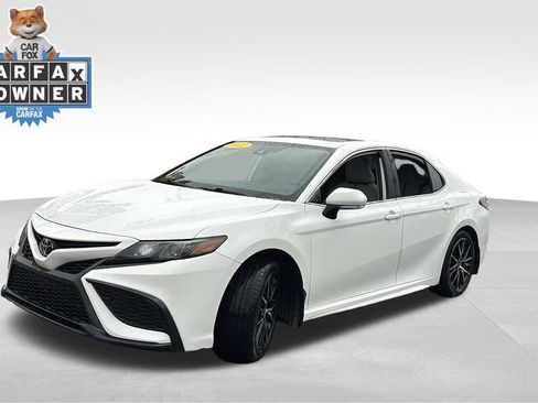 Used 2022 Toyota Camry SE image 3