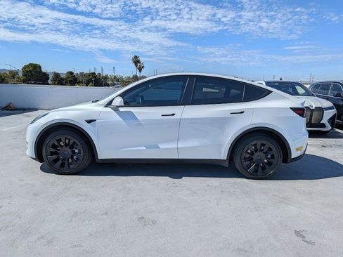 Used 2022 Tesla Model Y Long Range image 9