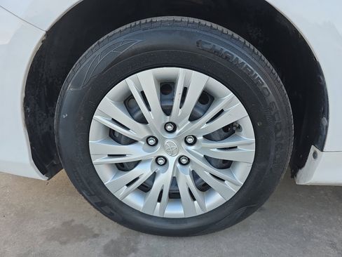 Used 2013 Toyota Camry LE image 27